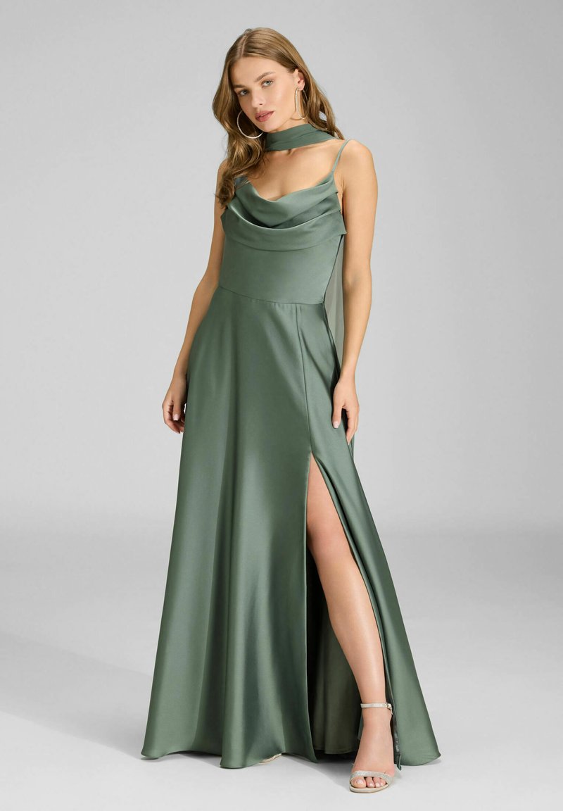 Robe de soirée en satin vert avec un décolleté drapé, un design sans manches et une fente sur le côté. Comprend un collier assorti et un éclat subtil.