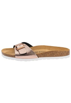 Slip-sandal med en rosaguldfarvet tekstureret rem, sort foring og kork-sål. Har en metalspænde og en hvid gummisål.