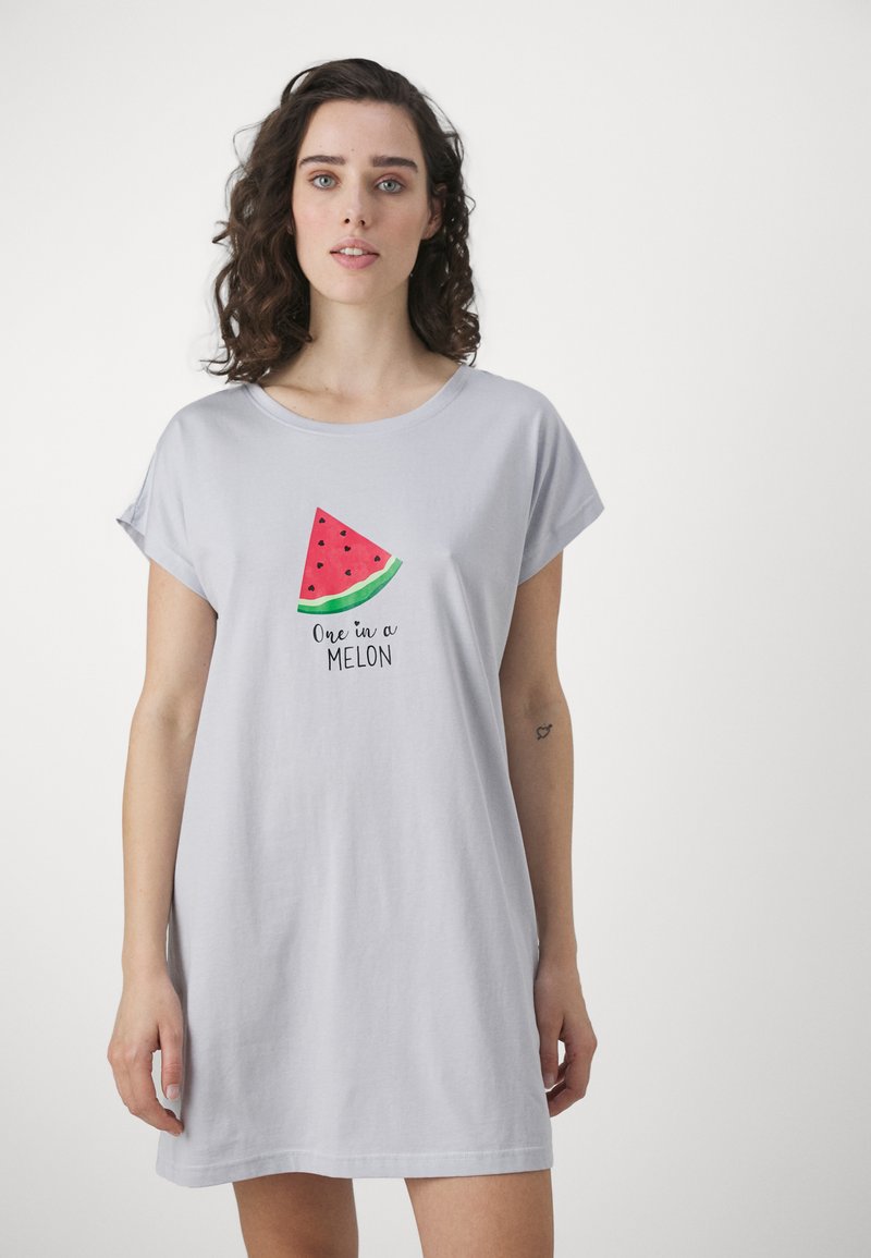 Vestido t-shirt de algodão cinza claro com uma estampa de melancia com detalhes verdes e o texto "Um em uma MELANCIA". Mangas curtas, corte descontraído.
