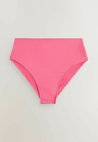 Vysoké, jasně růžové bezšvové bikiny s hladkou texturou látky položené na světlém pozadí.