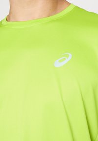 ASICS CORE TOP - T-shirt de sport - lime zest