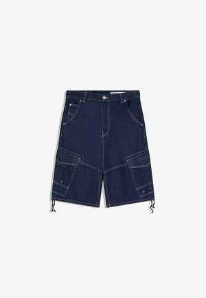 Mørkeblå denim cargo shorts med forlommer, knap- og lynlåslukning, sidelommer med klap og justerbare snore i kanten.