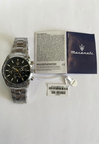 Orologio Maserati con bracciale in acciaio inox argento, quadrante nero e tre sotto-quadranti. Fornito con garanzia e manuale di istruzioni.