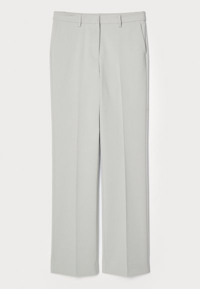 Lys grå skreddersydde bukser med flat front, rett ben og sidelommer. Laget av glatt stoff med et rent, minimalistisk design.