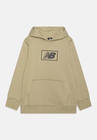 Olivově zelená mikina s kapucí a přední kapsou, na které je černé logo New Balance na obdélníkové nášivce. Jemná, texturovaná látka.