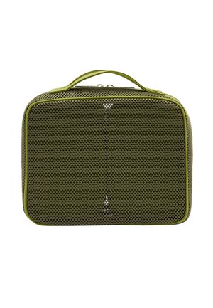 Prostokątny oliwkowozielony siatkowy organizer podróżny z zamkiem błyskawicznym i górnym uchwytem do przenoszenia.