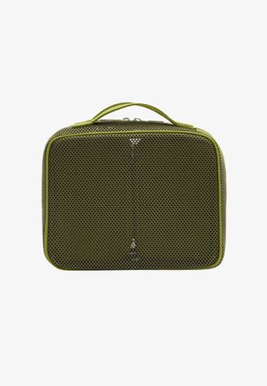 Prostokątny oliwkowozielony siatkowy organizer podróżny z zamkiem błyskawicznym i górnym uchwytem do przenoszenia.
