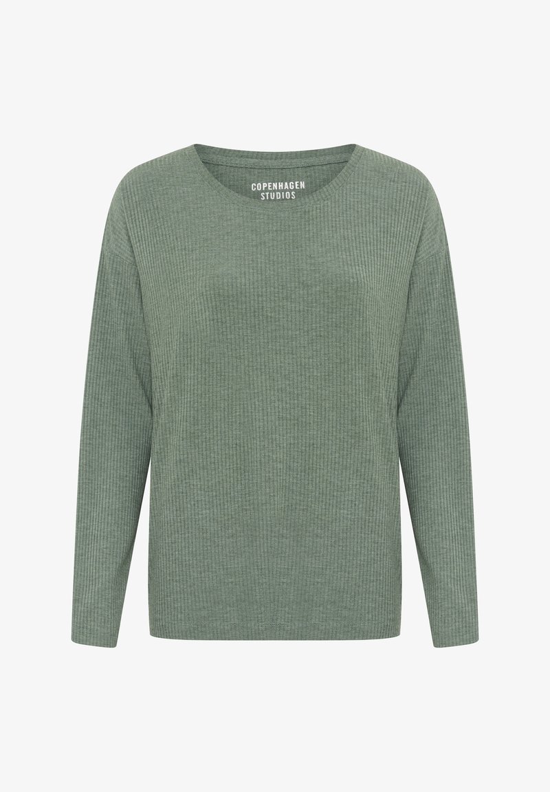 Ilgos rankovės samanų žalia ribotu mezginiu suapvalintu kaklu iš Copenhagen Studios, pateikta ant balto fono.