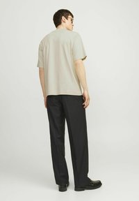Jack & Jones PREMIUM JPRBLACHAD BRANDING CREW NECK TEE - T-shirt con stampa - summer sand