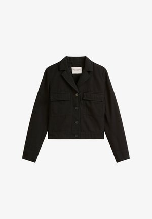 Must musta jakk, millel on pikad varrukad, nööpidega esiosa, kaks rinna-taskut ja krae. Valmistatud kergest kangast, millel on sile tekstuur.