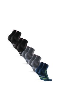 Sei paia di calzini esposti in fila. I colori includono nero, grigio scuro e blu navy con polsini a coste e accenti del logo. Motivi testurizzati visibili.