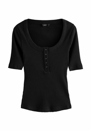 Top scurt negru cu textura canelată, cu guler larg rotund și placket cu cinci nasturi. Textură moale și design ajustat.