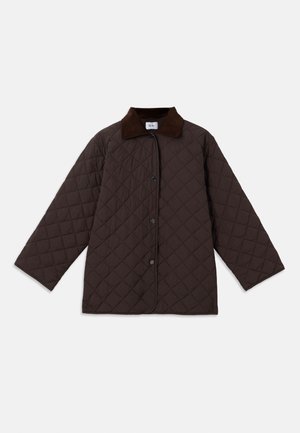 Veste matelassée marron avec un motif en losanges, col en velours côtelé, boutons-pression et manches longues. Présente une coupe décontractée et des détails cousus.