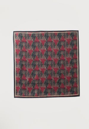 Tekstilinis šalikas su geometriniu raštu raudonos, tamsiai mėlynos ir smėlio spalvos. Kraštai apjuosti plonu juodu rėmeliu, puoštas logotipo detalėmis.