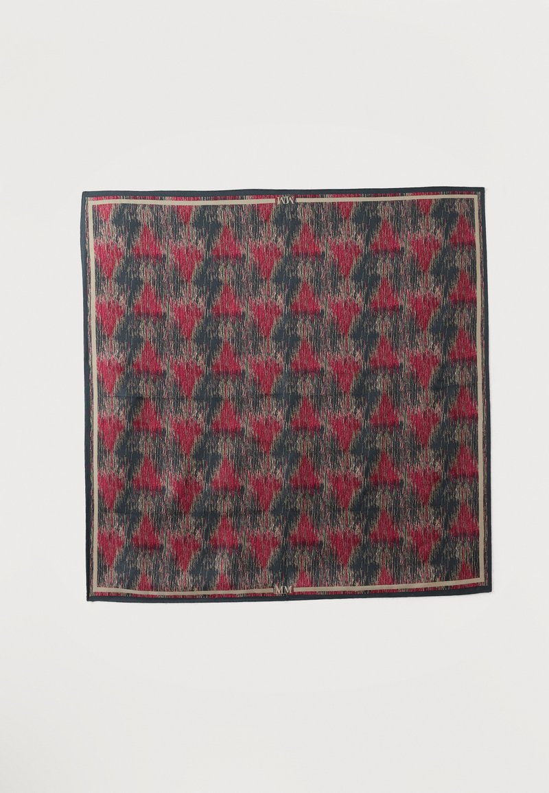 Υφασμάτινο μαντήλι με γεωμετρικό μοτίβο σε κόκκινο, σκούρο μπλε και μπεζ. Περιέχει λεπτό μαύρο περίγραμμα και λεπτομέρεια λογοτύπου.