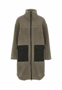 Langer taupefarbener Sherpa-Mantel mit hohem Kragen, Frontreißverschluss und zwei großen Taschen mit Klappen und schwarzen Knöpfen auf der Vorderseite.