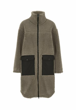 Pitkä taupe-värinen sherpa-takki, jossa on korkea kaulus, etuvetoketju ja kaksi suurta mustaa nappitaskua edessä.