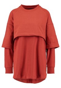 Sudadera roja de capas con mangas raglán, que presenta un cuello redondeado y una capa superior corta sobre una capa inferior más larga. Material de algodón suave.