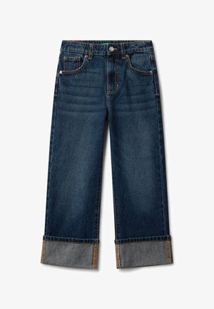 Jeans de mezclilla de pierna recta y puños en azul oscuro, con bolsillos frontales y para monedas, y costuras naranjas visibles.