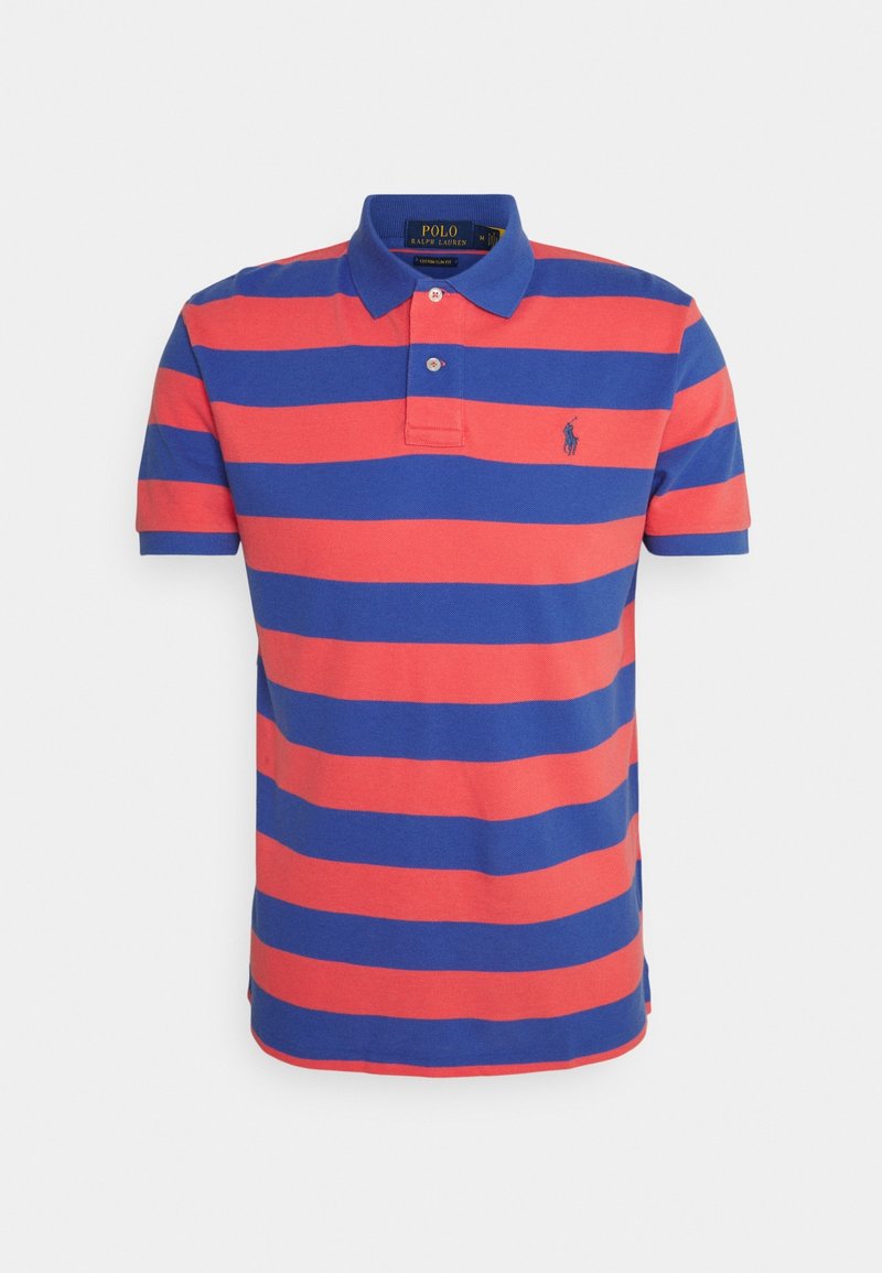 Polo manches courtes avec larges rayures horizontales bleu marine et rouge et patte boutonnée à deux boutons.