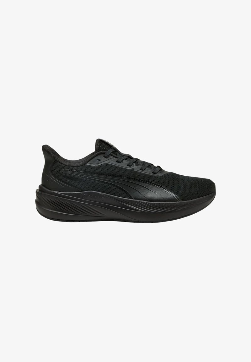 Chaussure de course athlétique noire avec dessus en mesh, fermeture à lacets et semelle épaisse amortissante, vue de côté sur fond blanc.