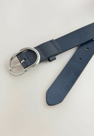 Marineblauer Leder-Gürtel mit einer runden silbernen Metallschnalle, der eine glatte Textur aufweist und über mehrere Verstelllöcher im Riemen verfügt.