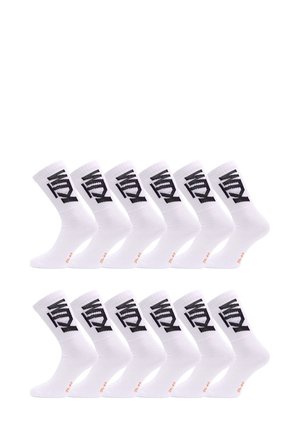 Chaussettes blanches mi-mollet avec un design en texte noir sur le revers, présentant une texture lisse et des accents orange contrastants sur la semelle.