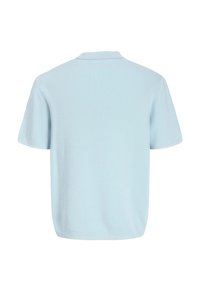 Lyseblå kortærmet polo skjorte med ribbet tekstur, en klassisk krave og en løs pasform. Skjorten har en ensfarvet ryg uden yderligere detaljer.