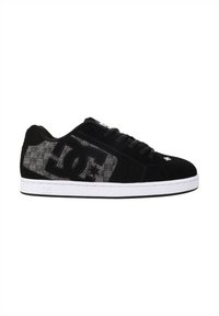Schwarze Sneaker aus Wildleder und Mesh-Material, mit einem großen Logo, weißer Sohle und strukturiertem Muster an der Seite. Schnürverschluss.