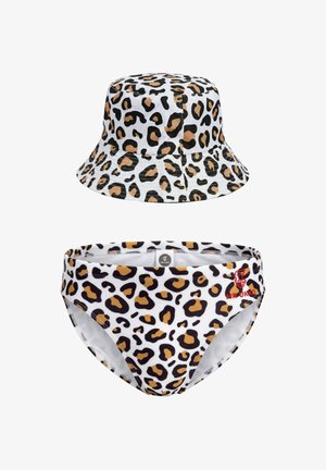 Chapeau bob blanc et slip de bain avec un motif léopard marron et noir, le slip de bain comporte un logo rouge "MR UKKO" à l'avant.