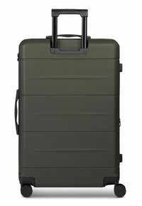 Maleta rígida de color verde oscuro, con superficie texturizada, asa retráctil y cuatro ruedas negras para facilitar la maniobrabilidad.