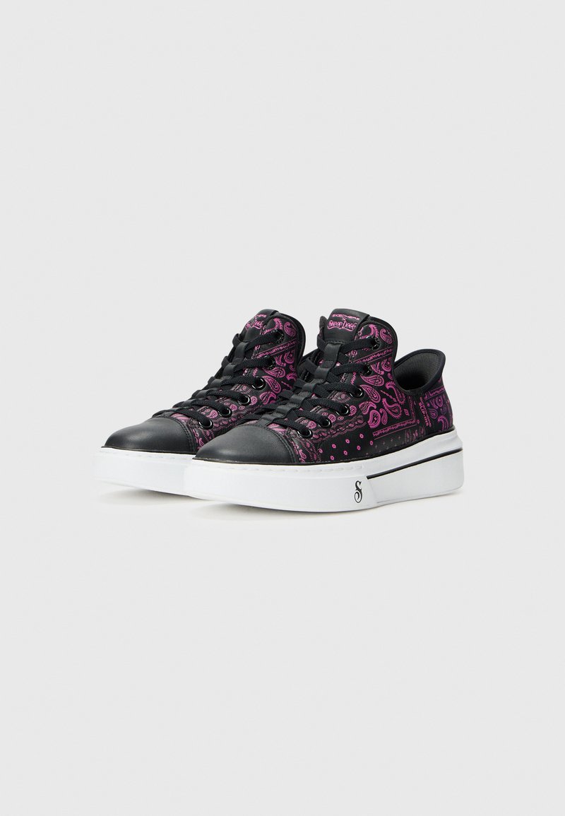 Sneaker alte nere con motivi paisley rosa, lacci neri e spesse suole bianche con una piccola "S" stilizzata di lato.