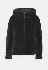 Sudadera de pelaje sintético verde oscuro con cierre de cremallera, textura suave y diseño simple. Cuenta con capucha y sin herrajes o acentos visibles.