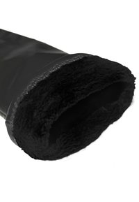 Stivale in ecopelle nera con una morbida e soffice fodera nera. Esterno liscio e lucido con una texture pelosa all'apertura superiore.