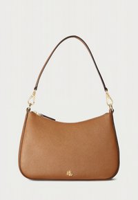 Rudos odos rankinė su lenkta silueto forma, lygiu paviršiumi, auksinės spalvos detalėmis ir trumpu dirželiu; priekyje yra logotipas.