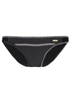 Μαύρο μπικίνι κάτω μέρος από λείο ύφασμα, με λευκές ραφές κατά μήκος των άκρων και σχέδιο διαμαντιού στο κέντρο. Περιλαμβάνει μεταλλική ετικέτα λογότυπου.