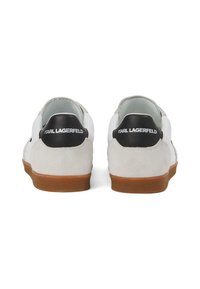 Baskets en cuir blanc avec des accents en suède gris et des patchs de talon noirs portant "KARL LAGERFELD" en texte blanc. Semelles en caoutchouc.