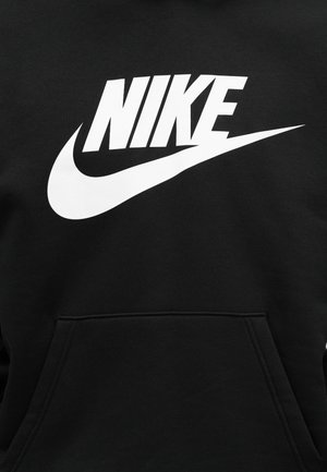 Zwarte sweater met een groot wit NIKE-logo en swoosh, gecentreerd boven een voorvak.