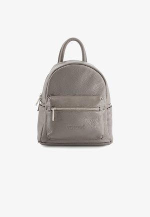 Grauer Leder-Rucksack mit runder Form, einer Vorderseite mit Reißverschluss und einem oberen Griff. Hat eine weiche Textur und dezente Markenkennzeichnung.