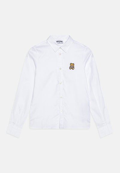 Camicia bianca a maniche lunghe in cotone, con collarino e bottoni frontali, decorata con ricamo di un orso bruno sul lato sinistro del petto.