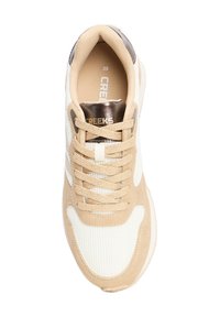 Zapatilla deportiva beige con materiales de malla y ante, presentando una entresuela blanca, cordones beige, detalles dorados y un diseño de punta redondeada.