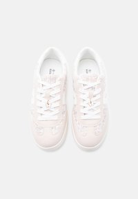 Ανοιχτό ροζ αθλητικά παπούτσια με υφασμάτινη επάνω μέρος με υφή, λευκές λεπτομέρειες και κορδόνια. Διαθέτουν στρογγυλή μύτη και διακριτικό διακοσμητικό λουλουδιού στα κορδόνια.