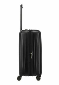 Maleta rígida negra con mango telescópico extendido y cuatro ruedas dobles giratorias sobre fondo blanco