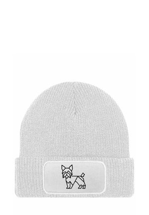 Grau gestrickte Mütze mit strukturiertem Finish, ausgestattet mit einem weißen rechteckigen Aufnäher, auf dem eine schwarze Linienzeichnung eines Hundes zu sehen ist.