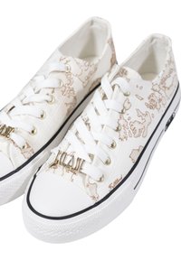 Sneakers in tela bianchi con un motivo a mappa beige chiaro, dotati di occhielli in tono oro, lacci bianchi e una suola in gomma nera.