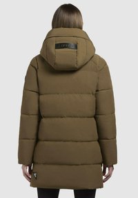 Brun pufferjakke med hætte, der har vandret quiltning, et logo patch på ryggen og sidelommer. Glat tekstur, knælængde design.