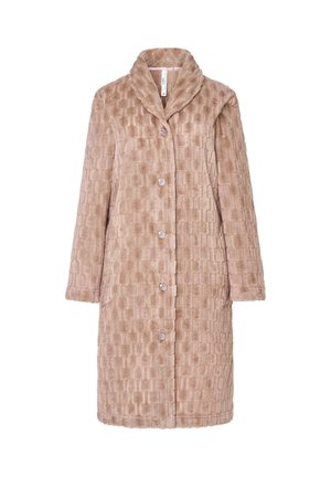 Abrigo de piel sintética en suave tono beige con un patrón cuadrado texturizado, cuello con muesca, cierre de botón en el frente y mangas largas.