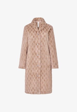 Abrigo de piel sintética en suave tono beige con un patrón cuadrado texturizado, cuello con muesca, cierre de botón en el frente y mangas largas.