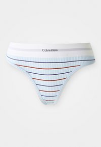 Svijetloplavi rebrasti tanga gaćice s horizontalnim mornarskoplavim i hrđavim prugama, bijeli elastični pojas s Calvin Klein logotipom u crnoj boji.