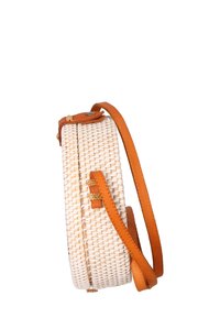 Borsa a sacco intrecciata tonda di colore crema con una superficie liscia e naturale. Presenta una tracolla e dettagli in pelle marrone. Chiusura sicura a scatto.